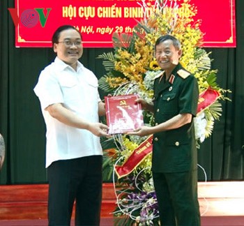 Hoang Trung Hai rencontre d’anciens combattants de Hanoi - ảnh 1